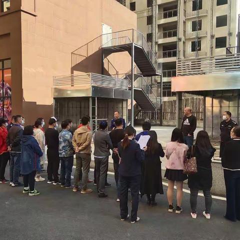五春里社区开展消防安全现场调度会