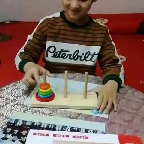 停课不停学，看看我们登峰学校一年级的小朋友——在家学习，我们是认真的。