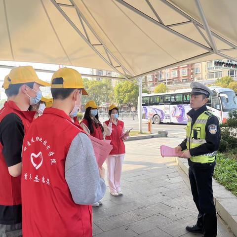 经开交警弘扬雷锋精神  携手志愿者开展文明交通劝导活动