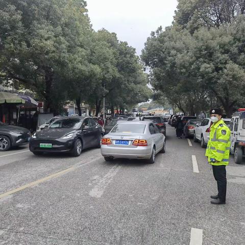 经开交警全员上路 确保墓区道路交通安全
