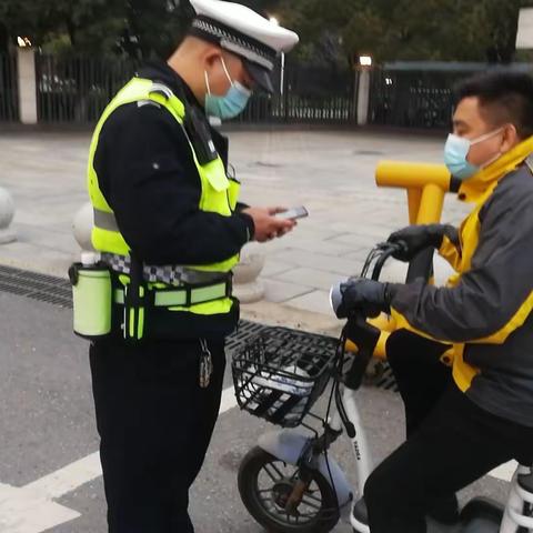 经开交警全警全力扎实开展全国文明城市创建工作