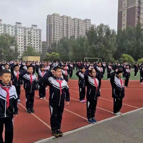 “同升国旗，同唱国歌”——东岭小学庆国庆主题升旗仪式