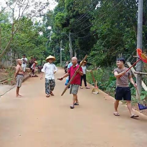 2019年9月14日永群村委会组织保洁员、村两委和乡村振兴工作队在玉石、搞卫生