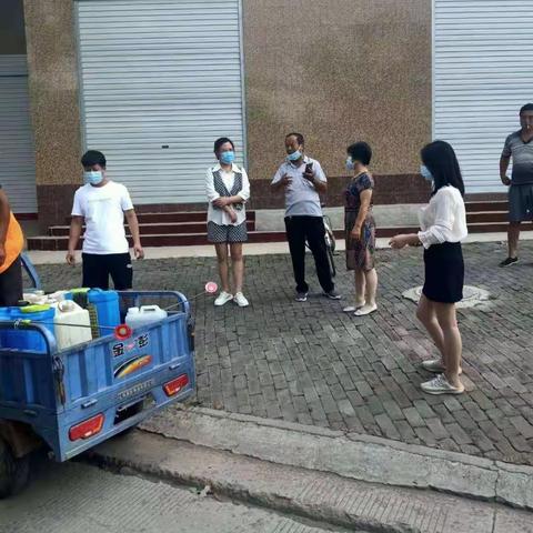 农业农村局指导洪涝过后农村环境卫生整治和防疫消毒工作