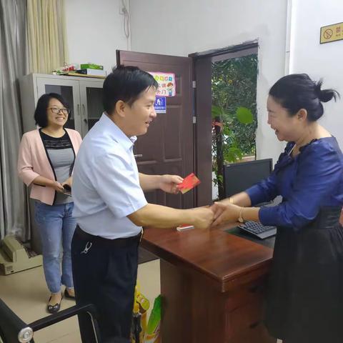 蔡永书副区长一行到区卫健委走访慰问老党员