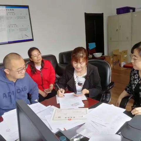 深化放管服 小城有作为                人行孙吴县支行协助完成首笔名录登记材料审核工作