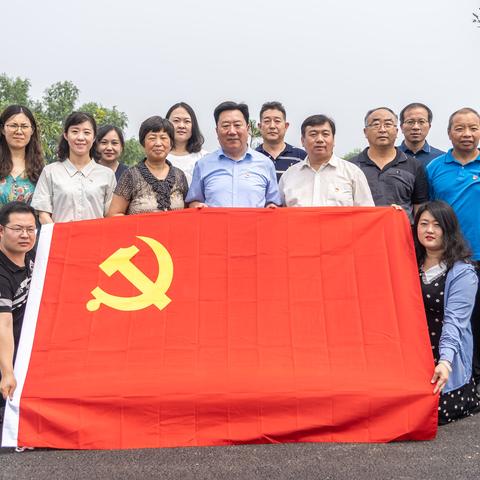 市水利工程服务中心第一联合党支部在 护城堤工程开展主题党日活动