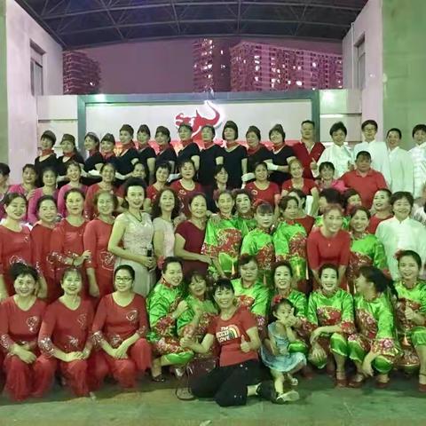 祝老年朋友：中秋快乐！阖家幸福！