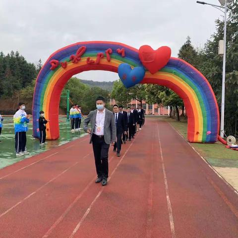 九年磨剑拼搏进取励志凌绝岭      百日竞渡旗开得胜破浪展雄风