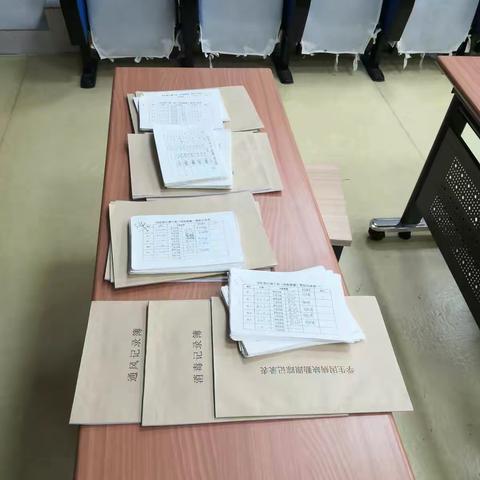 世纪高级小学：进行疫情防控记录检查
