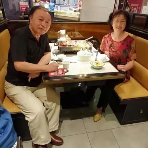 七十二年根在 上海人老矣 童心未变 享受着天伦之乐