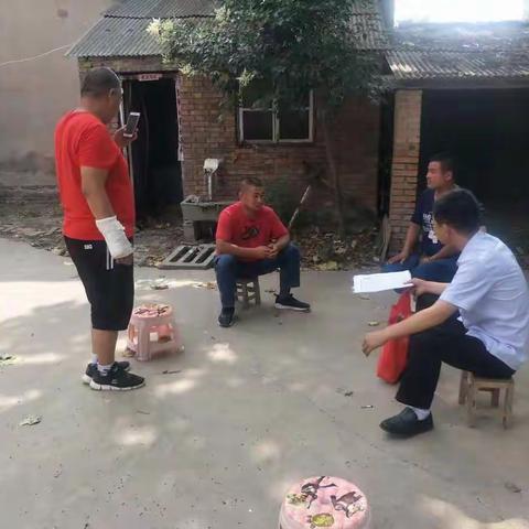 7月7日，宋都农商行员工放弃休息时间，为贫困户入户调查，开展授信，发放扶贫贷款