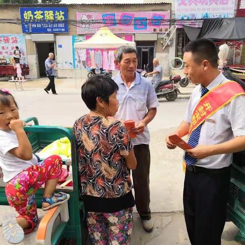 7月9日，宋都农商行土山岗支行员工在营业厅和网点周边进行银行存贷款知识宣传和普惠金融知识宣传