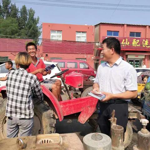 宋都农商行范村支行行长带领员工沿街宣传，为客户讲解存款保险知识