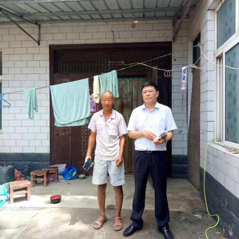宋都农商行贷款部门员工放弃休息时间走访贫困户家中，为贫困户发放扶贫贷款