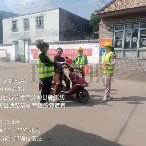 长虹社区网格员在辖区内宣传交通法规，保障交通安全，引导居民自觉遵守交通法规，提高交通文明意识。