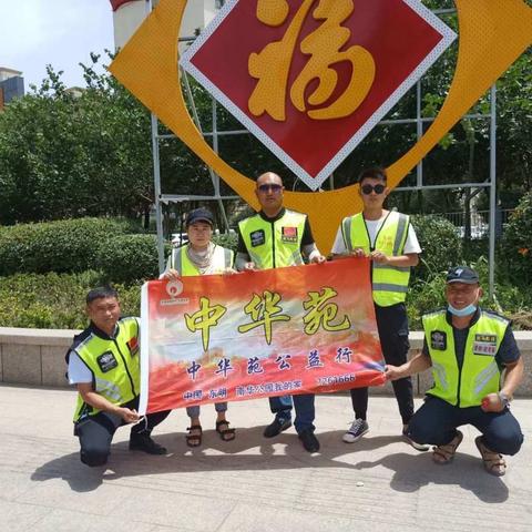 东明县斑马志愿者在40度高温下协助交警同志在路口执勤。