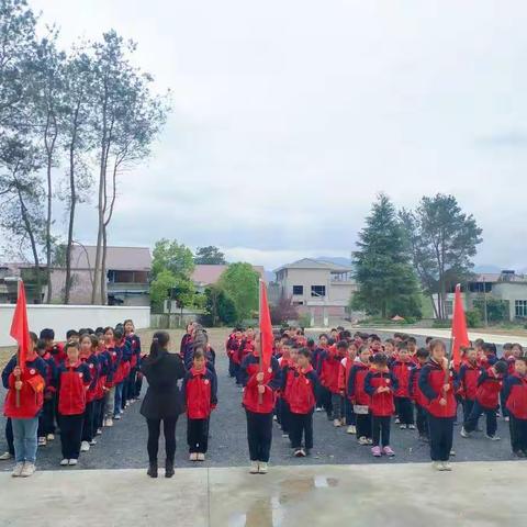 瞻仰烈士陵园，缅怀革命先烈——渣津镇龙坪小学