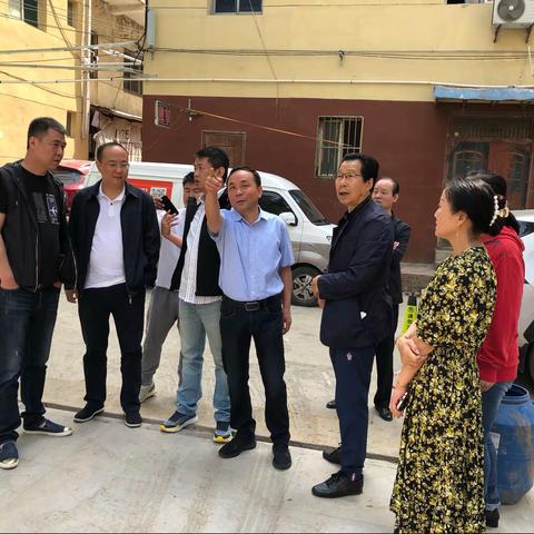 张家堡街办分管领导带队来南康村检查工作，督促办公阵地建设和迎十四运违建拆除及“蓝、红色彩钢屋顶”整治