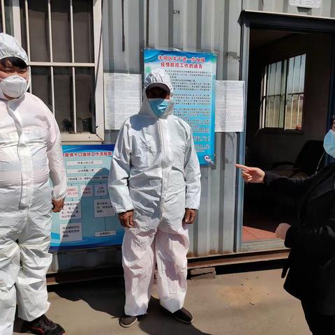 小小党徽，疫情时刻显担当