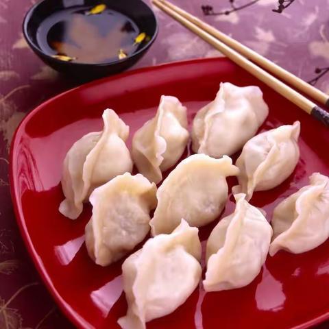 年，是一幅斑斓的画卷:寄托着人们对新年最好的祝福！年，更是一份厚重的乡愁，再遥远的路途也挡不住回家的脚步！