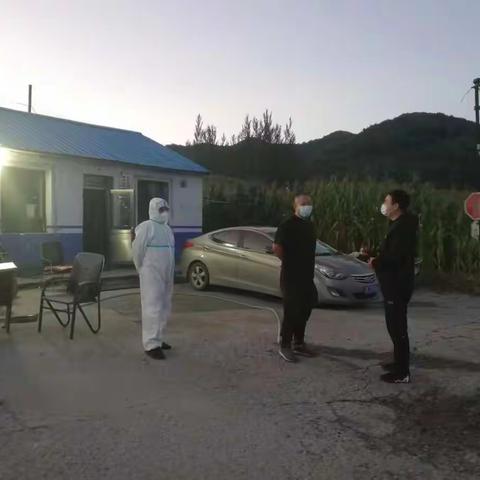 南芬经济开发区主任陶维广到交通服务点共同防疫
