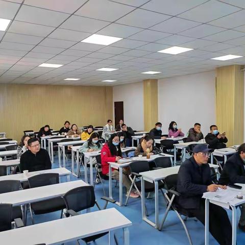 专家引领明方向  集思广益促教研