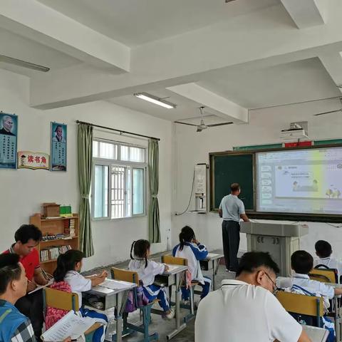 多媒体开视野 听评课促成长――海棠区北山小学开展校级语数英公开课活动