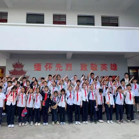 “忆革命先烈·增爱国情感·做时代栋梁”——宾川县革命英烈红军小学四年级清明节烈士陵园扫墓记