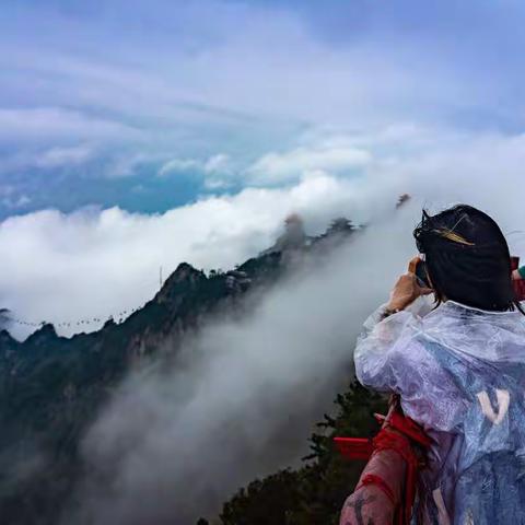 雨里云中的老君山