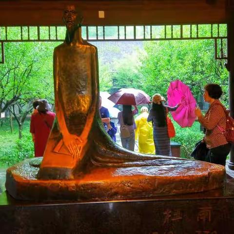 今天我们四个借着丝丝细雨来到了杜甫草堂，凉爽、幽静尤其是文化氛围不愧是伟大诗圣生活的故居。