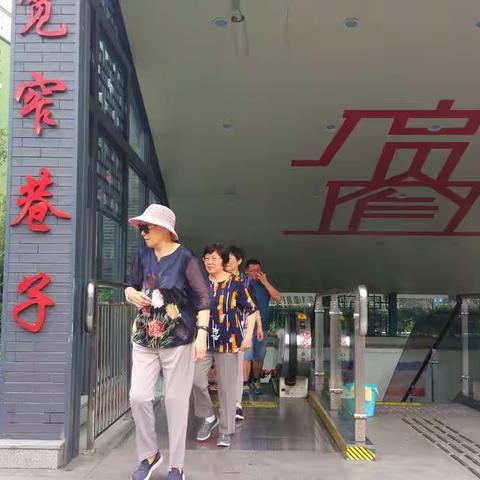 今天到宽窄巷子遛了一圈，一条叫宽巷子另一条叫窄巷子。街道两侧店铺一个个很有特色，有很多非遗传承真的很棒。