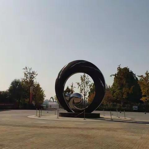 大兴念坛公园，绿植不错，湖面宽广，还有喷泉广场，不过今天我们却是晚秋才来的，无法欣赏到音乐喷泉了。