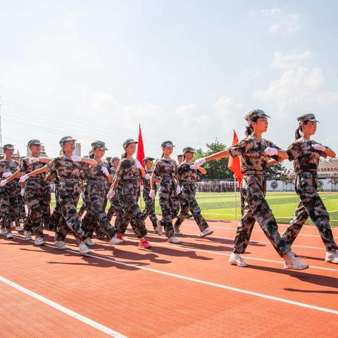 学军人风采，强自身素质！——浦口区桥林中学2019年国防科技夏令营顺利举行。