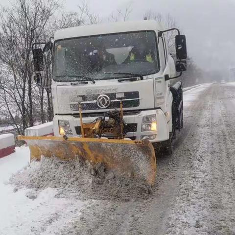 雪寒人心暖      携手保畅通