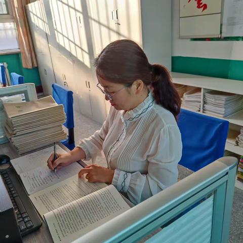 情系三尺讲台 甘洒青春热血