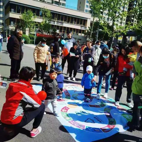 “大朋友带动，小朋友参与”槐荫区万科公园里举行垃圾分类宣传活动
