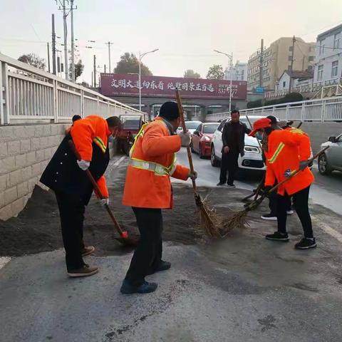 超载车沿途抛洒，环卫工人忙清理