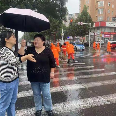 国庆假日迎降雨，环卫坚守岗位保道路畅通