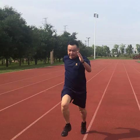 炎炎夏日挥汗如雨，岗位练兵如火如荼