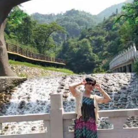 梅岭月亮山，小伙伴开心快乐留影