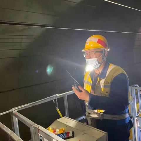 隧道敲击党员在行动