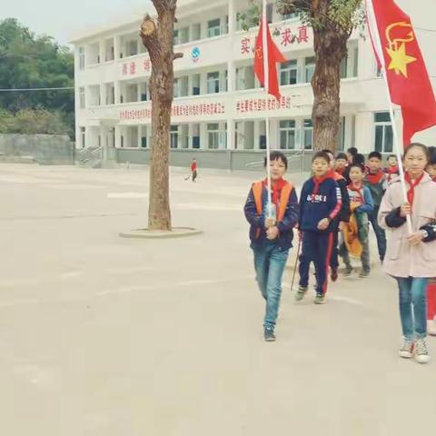 “争做环保排头兵，环保路上我先行”坝塘团山小学外出捡拾垃圾活动纪实