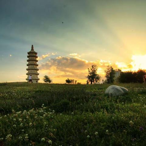 轻风荡碧波，落霞映浮屠