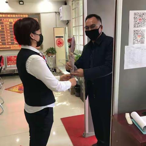 赠人玫瑰 手留余香
