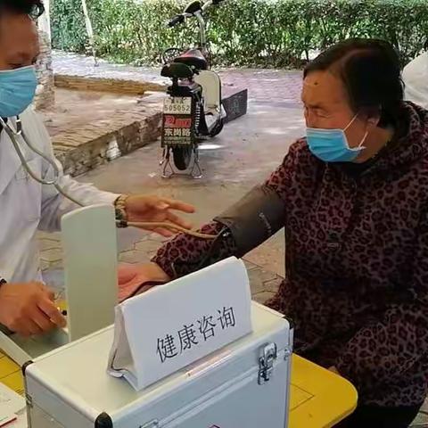 东方绿洲社区党总支联合颐和轩居家养老服务中心开展“做健康老人，义诊进社区”活动