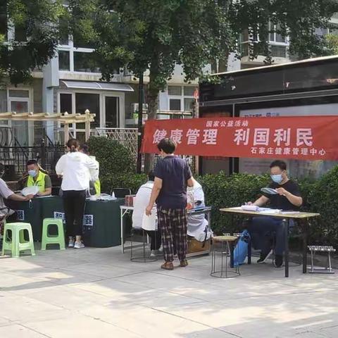 东方绿洲社区党总支开展“义诊进社区，健康送到家”活动
