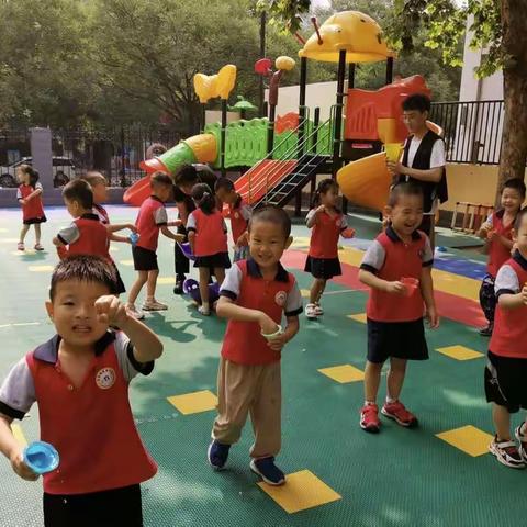 东方绿洲社区党总支联合艾维幼儿园共同开展“幸福时光，清凉一夏”