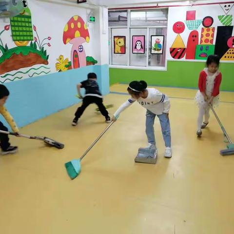 在这春暖花开的‬季节，我们迎来了五一劳动节，为了让孩子懂得珍惜劳动成果，我们班开展了“劳动最光荣”主题