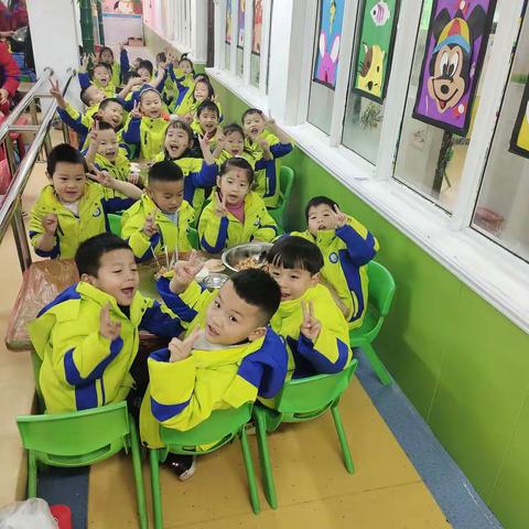 冬至是我国重要的节气之一，也是传统节日之一。为了让小朋友们更贴近生活，了解生活。